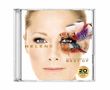 "HELENE FISCHER", "DAS ULTIMATIVE BEST OF", "DIE 20 JAHRE TOUR EDITION". Nahaufnahme eines Gesichts mit bunten Federn um ein Auge.