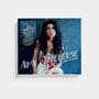 "Amy Winehouse Back to Black" in großen Buchstaben. Frau mit dunklen Locken, weißem Kleid, rotem Band sitzt vor dunklem Hintergrund., 3 CDs