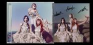 Auf einem CD-Cover posieren drei Frauen in eleganten, weißen Kleidern vor einem Meereshintergrund. Links ist dasselbe Bild., CD