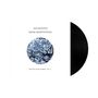 Text: Jon Batiste, Monk Meditations, Batiste Piano Series, Vol. 3. 

Eine Schallplatte neben einem blühenden Baum im Kreis., LP