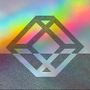 Kein Text vorhanden. Ein geometrisches Logo mit farbigem Regenbogen-Hintergrund und schwarzen Streifen., CD