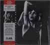 "The Shirts – Live feat. Annie Golden" steht auf einem CD-Cover. Schwarz-Weiß-Foto einer Frau, die nach oben schaut., CD
