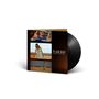 "FLAG DAY ORIGINAL SOUNDTRACK". Drei Filmstreifen-Bilder: Daumen hoch, Frau im Kleid auf Feld, Person von hinten. Schwarze Vinylplatte.