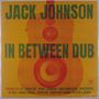 "JACK JOHNSON IN BETWEEN DUB" in grüner Schrift auf gelbem Hintergrund mit orangefarbener Gitarrenillustration., LP