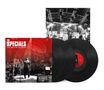 "The Specials - Live From The Cathedral" steht links auf einem roten Plattencover. Schwarze Vinyl-Schallplatten sind sichtbar., 3 LPs