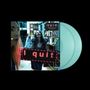 "I quit" in roten Leuchtbuchstaben, drei Frauen in einem Raum. Ein Albumcover und eine mintfarbene Vinyl-Schallplatte.