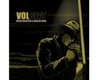 "VOLBEAT: Guitar Gangsters & Cadillac Blood." Eine Illustration zeigt einen Mann im Anzug mit Hut, der eine Zigarette anzündet.