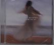 Text: "Sophie Hutchings Become the Sky". Verschwommene Gestalt vor Meereshintergrund., CD