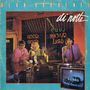 "di notte" und "Alan Sorrenti" stehen im Bild. Drei Personen in einem Retro-Diner, Neonlichter und ein Fernseher sind erkennbar., CD