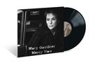 „Mary Gauthier Mercy Now“ und „20th Anniversary Pressing“ auf einem Vinyl-Cover. Schwarzes Weißfoto einer Frau.