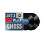 "LET'S PLAY CHESS!" steht auf einem stilisierten Plattencover. Zwei schwarze Vinyl-Schallplatten daneben.