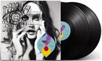 "Love Songs" von Vanessa Paradis. Schwarz-weißes Porträt mit dekorativem Auge, daneben zwei Schallplatten., 2 LPs
