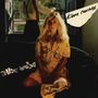 Text: "Kim Carnes", "Mistaken Identity". Eine Frau mit langem blondem Haar sitzt, ein Mann steht am offenen Fenster., CD