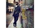 Aufschrift: "GREGORY PORTER TAKE ME TO THE ALLEY". Ein Mann lehnt entspannt in einer urbanen Gasse an einer Wand.