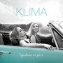 „KLIMA“ steht in großer Schrift oben, „Irgendwann ist jetzt“ unten, zwei Frauen in einem Cabrio, schwarz-weiß., CD