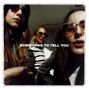 "Something To Tell You" in der Bildmitte. Drei Frauen mit Sonnenbrillen schauen in die Kamera., CD