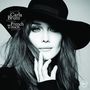 Texte: "Carla Bruni", "French Touch". Frau mit Hut, melancholischer Ausdruck, schwarz-weiß gehalten.