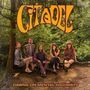 Oben: "THE CITADEL". Unten: "DAWNS ON MENTAL HIGHWAYS". Fünf Personen im Wald auf einem Baumstamm. Retro-Stil., LP