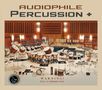 "AUDIOPHILE PERCUSSION +" oben, "WARNING! PLAY AT MEDIUM LEVEL" unten. Viele Schlaginstrumente in einem großen Raum., CD
