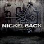 "The Best of Nickelback Volume 1" vor einem metallischen Tresor mit großen Verriegelungen., 2 LPs
