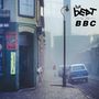 "The Beat at the BBC." Eine neblige Straßenszene mit alten Gebäuden und Autos, eine Person läuft auf dem Bürgersteig.