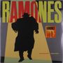 Text: "RAMONES," "PLEASANT DREAMS." Illustration: Silhouette einer Person in einem großen Mantel und Hut.