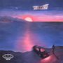 Ein Flugzeug zieht ein Banner mit dem Wort "Rita". Sonnenuntergang über dem Meer, ein Auto und eine Person am Ufer., CD