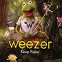 „weezer“ und „Keep Fishin'“ in gelber Schrift. Ein Frosch mit einem T-Shirt hält eine Angel in grüner, pflanzenreicher Umgebung., Maxi-CD