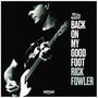 Text: BACK ON MY GOOD FOOT RICK FOWLER. Schwarz-Weiß-Foto eines Gitarrenspielers in Profilansicht.