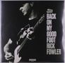 "BACK ON MY GOOD FOOT RICK FOWLER" steht rechts. Ein Mann spielt Gitarre in Schwarz-Weiß, trägt Hut und T-Shirt.