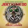„Jeet Kune Do: First Strike“. Illustration einer Frau in grüner Kleidung mit Stab, umgeben von dynamischen Mustern., CD
