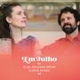 Text: "Em Julho, Elsa Johanna Mohr, Flávio Nunes". Eine Frau und ein Mann sitzen nebeneinander, der Mann hält eine Gitarre.