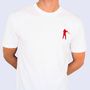 Weißes T-Shirt mit rotem Logo einer Person, die Posaune spielt. Person trägt das T-Shirt, Falten sind sichtbar.