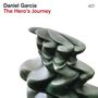 Text: "Daniel García The Hero’s Journey" und ein Logo oben rechts. Darunter eine abstrakte, geschwungene Skulptur in Grau., CD