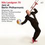 Texte: Nils Landgren 70, Jazz at Berlin Philharmonic, Künstlernamen. Eine Person im Anzug hält eine rote Posaune und einen Ball., 2 LPs