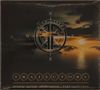 "TRAJECTORY" in goldener Schrift. Eine Kompassrose über einem Sonnenuntergang über einem Meer., CD