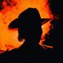 Keine erkennbaren Texte. Silhouette einer Person mit Hut vor leuchtend rotem Hintergrund., LP