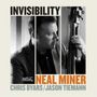„INVISIBILITY“ und „NEAL MINER“ stehen im Vordergrund. Darunter „CHRIS BYARS/JASON TIEMANN“. Mann spielt Kontrabass., CD