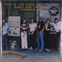 „Live at the Royal Oak Theater, Royal Oak, Michigan, March 31, 1980.“ Eine Band steht entspannt vor einem Gebäude., 3 LPs