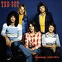 Tee-Set, Anthology: 1966-1979. Fünf Männer in bunter Kleidung sitzen und stehen vor einem blauen Hintergrund., 2 LPs