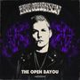 Text: ERIC LINDSEY, THE OPEN BAYOU. Schwarz-weißes Porträt eines Mannes vor einem lila Hintergrund., CD