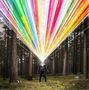 Kein Text vorhanden. Ein Mann im Anzug steht in einem Wald, aus seinem Kopf strahlen bunte Lichtbündel., 2 LPs