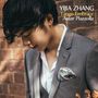 Yijia Zhang, Tango Embrace, Astor Piazzolla. Ein Mann im grauen Anzug mit Einstecktuch, steht vor einer Ziegelwand., CD