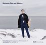 "Between Fire and Silence", David Munk-Nielsen · Piano. Mann in Winterlandschaft, Flammen im Hintergrund.