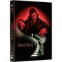 "DRACULA" in roter Schrift. Illustration: Roter Hintergrund, Dracula mit ausgestreckten Händen, Mann auf Treppe., 1 Ultra HD Blu-ray, 1 Blu-ray Disc und 1 CD