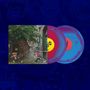 Pixel-Illustration von Figuren, die durch eine Gasse laufen; zwei bunte Schallplatten, blau und rot, liegen hinter dem Bild., 2 LPs