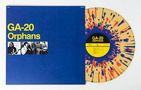 "GA-20 Orphans" in gelber Schrift auf blauem Hintergrund. Schallplatte bunt gesprenkelt. Schwarz-Weiß-Fotos von drei Personen., LP