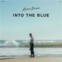 "Aaron Frazer - INTO THE BLUE." Ein Mann steht am Strand, blickt aufs Meer mit sanften Wellen und hellem Himmel., LP