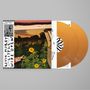 "Kevin Morby - Little Wide Open." Zwei orangefarbene Schallplatten, Sonnenblumenfeld, Arm zeigt aus Autotür., 2 LPs