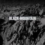 Text: BLACK MOUNTAIN. Schwarz-weißes Foto einer gebirgigen Landschaft mit schneebedeckten Gipfeln., LP